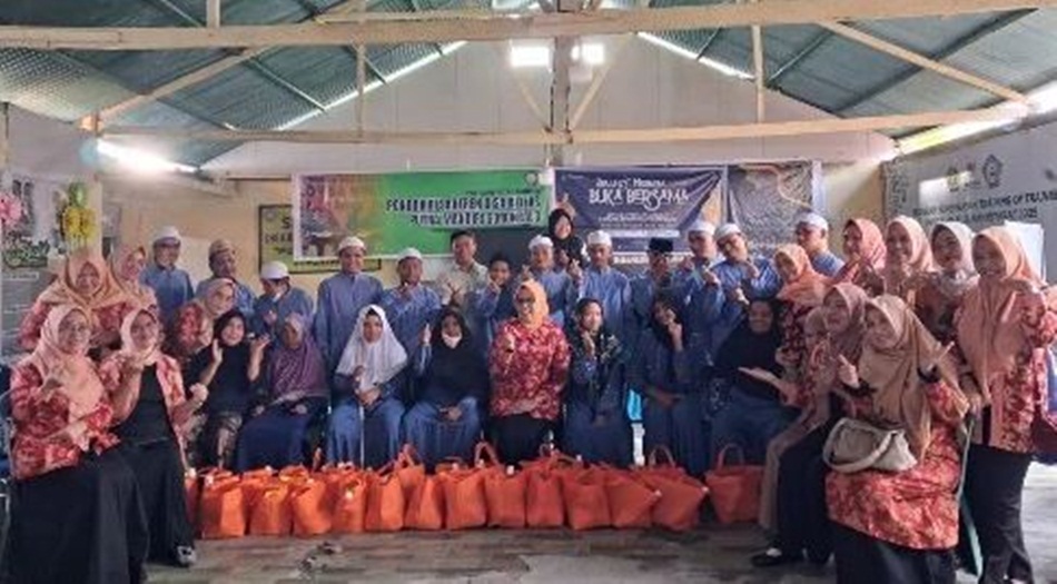 Pemerintah Kabupaten Gorontalo dan Dharma Wanita  Persatuan (DWP) Kabupaten Gorontalo menggelar aksi sosial .(F:Kmfo)