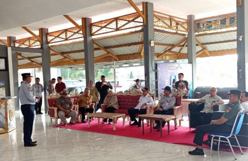 Ketua DPRD Thomas Mopili bersama Gubernur dan Forkopimda saat meninjau Terminal Angkutan Bus Isimu.(F:Hms Engki)
