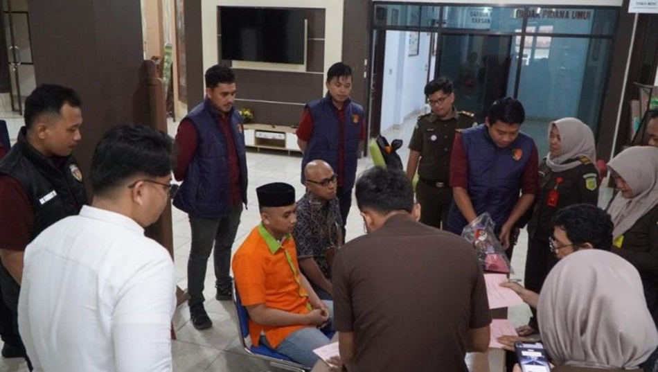 Penyerahan Tahap II ini dilaksanakan oleh tim Subdit IV Renakta Ditreskrimum Polda   Gorontalo yang dipimpin oleh Kompol Mukhammad Hendrik Apriliyanto bersama  enam personel lainnya.(F:Hms-Pol)