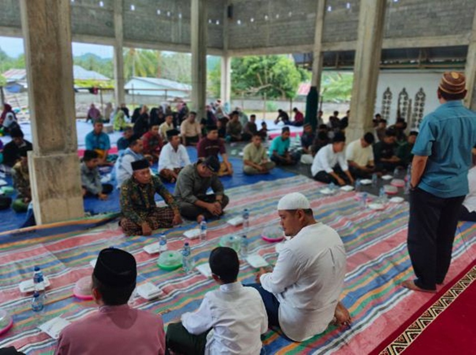 Bupati Boalemo Rum Pagau buka puasa bersama Safari Ramadan Boalemo, Desa Dimito, Wonosari Boalemo.(F:Forkopim)