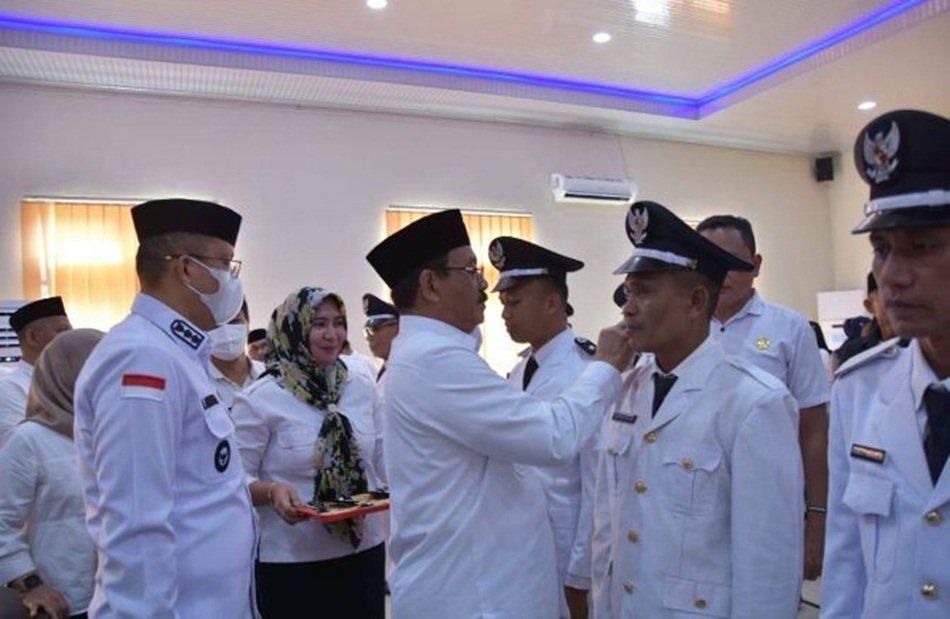 Bupati Rum Pagau saat melantik enam Kepala Desa Pengganti Antar   Waktu (PAW) dan dua Penjabat Kepala Desa.(F:Forkopim)