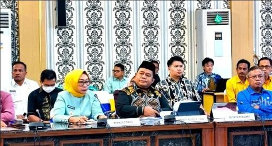 Sekretaris Daerah Kabupaten Gorontalo, Sugondo Makmur saat mengikuti High Level Meeting (HLM) Tim Percepatan Akses   Keuangan Daerah (TPAKD) se-Provinsi Gorontalo.(f:Kmfo)