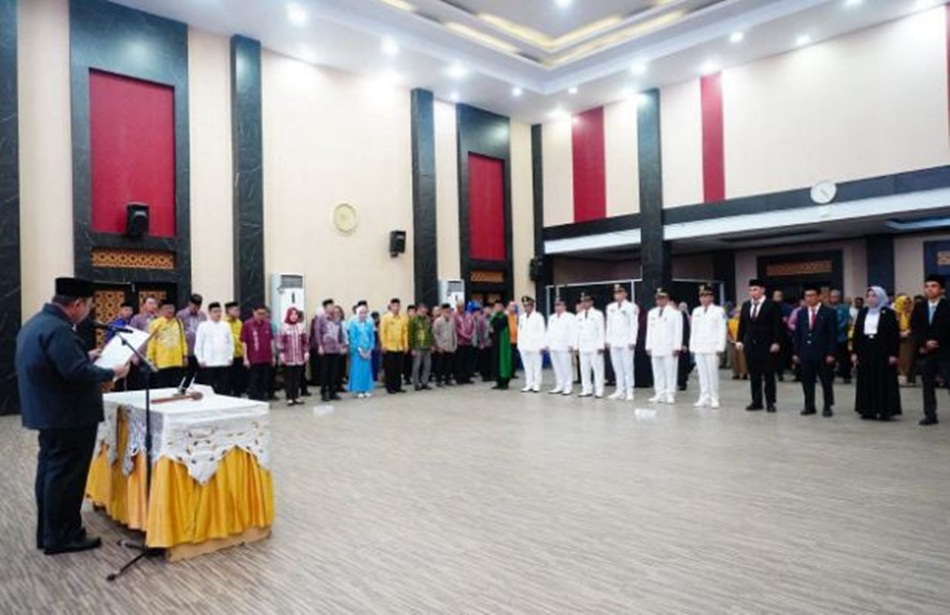 Pelantikan  dipimpin langsung oleh Wali Kota Adhan Dambea  berlangsung di Bandhayo Lo Yiladia.(F:Kmfo)