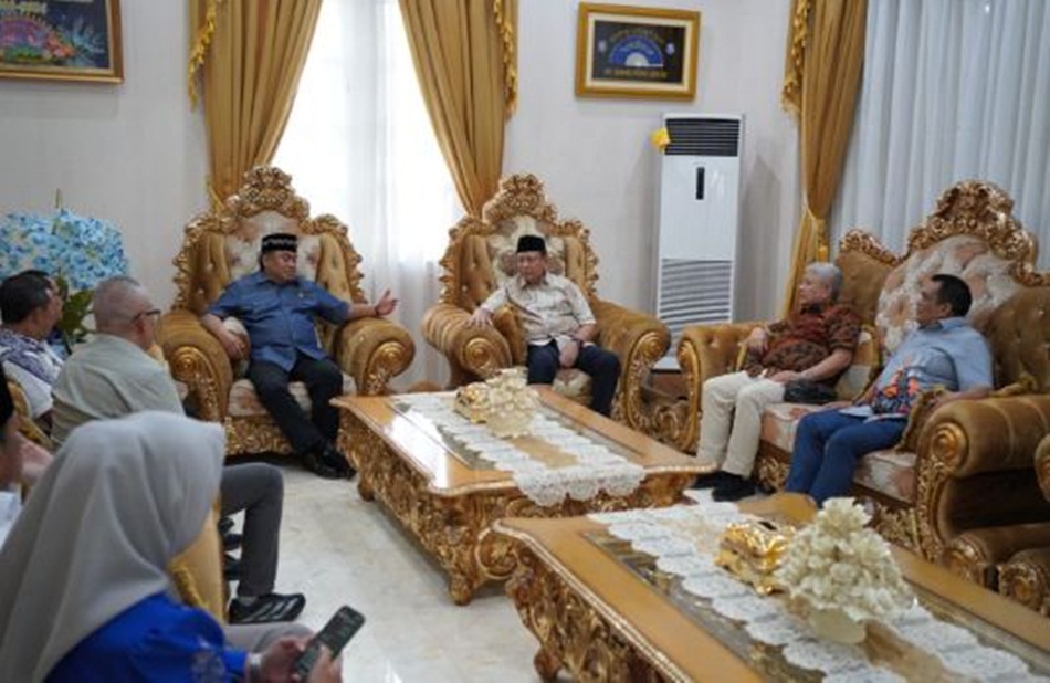 Pertemuan Gubernur Gusnar Ismail dan anggota DPR RI Dapil Gorontalo Rachmat Gobel.(F:Kmfoprov)