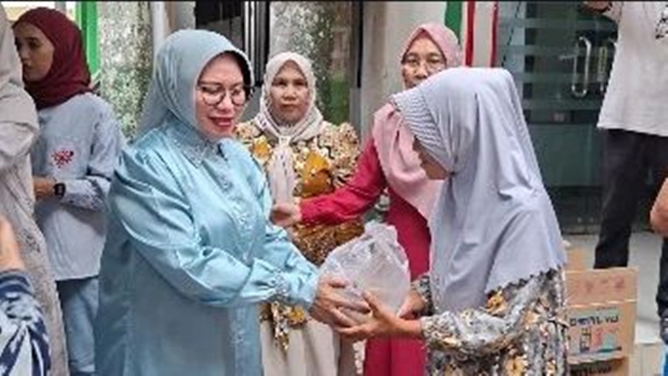 Ketua TP PKK Kabupaten Gorontalo, Maryam Sofyan Puhi saat aksi sosial Bagikan Takjil untuk Keluarga Pasien RSUD Dunda Limboto.(F:Kmfo)