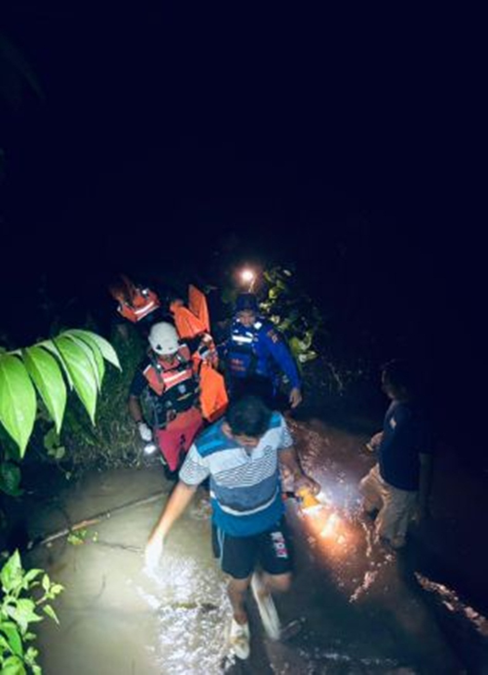 Setelah korban ditemukan, tim langsung melakukan proses evakuasi dan membawa jenazah ke rumah duka untuk diserahkan kepada pihak keluarga.(F:Polairud)