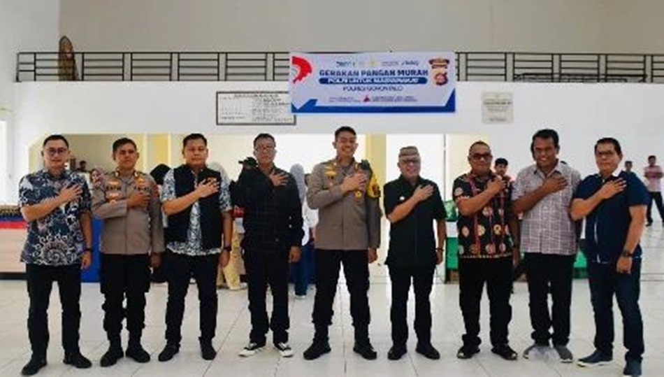 keterlibatan langsung Bupati Gorontalo Sofyan Puhi dalam agenda nasional Gerakan Pangan Murah Polri Serentak.(F:Forkopim)