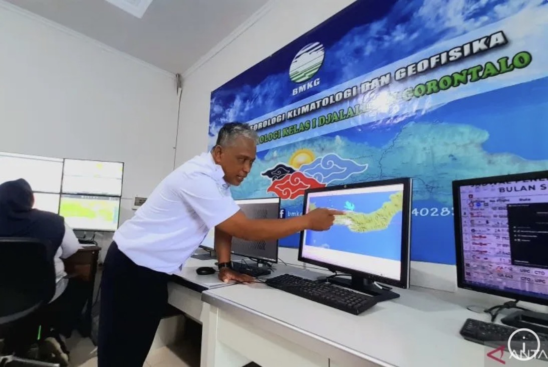 Kepala Stasiun Meteorologi Kelas I Djalaluddin Gorontalo Cucu Kusmayancu saat menunjukkan peta pemantauan cuaca di kantor BMKG Gorontalo. ANTARA/Zulkifli Polimengo 