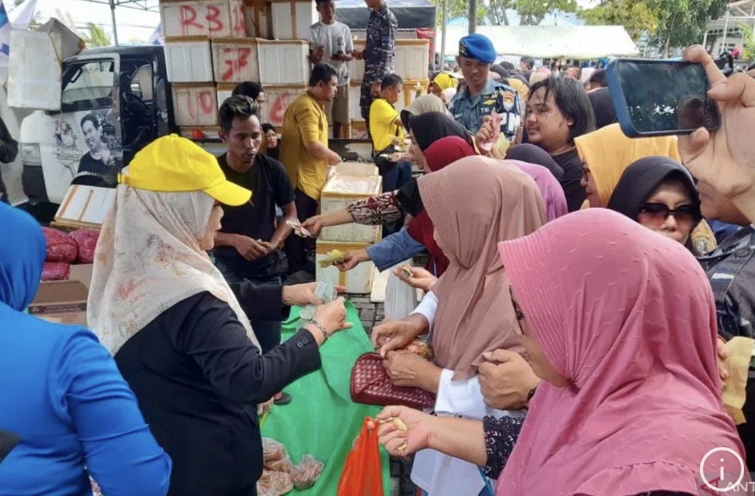 Wakil Gubernur Gorontalo Idah Syahidah Rusli Habibie (topi kuning) didampingi istri Komandan Lanal (baju biru), saat membantu petugas melayani masyarakat berbelanja bahan pokok pada pasar murah.