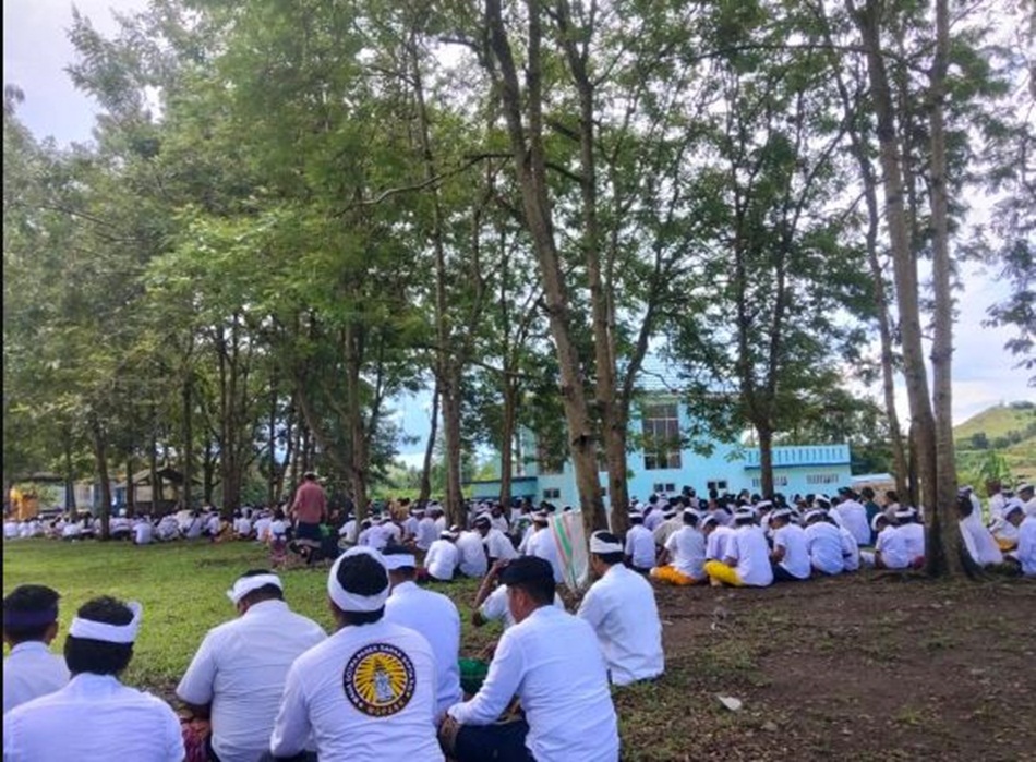 Suasana penuh khidmat mewarnai pelaksanaan Ibadah Melasti umat Hindu Bali di Kecamatan Wonosari, Kabupaten Boalemo.(F:Hms-Pol)