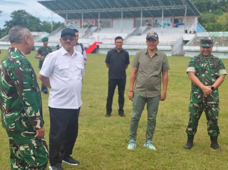 Pangdam Kodam XIII/Merdeka, Mirza Agus, di Stadion Pemuda Desa Piloliyanga, Kecamatan Tilamuta.(F:Forkopim)