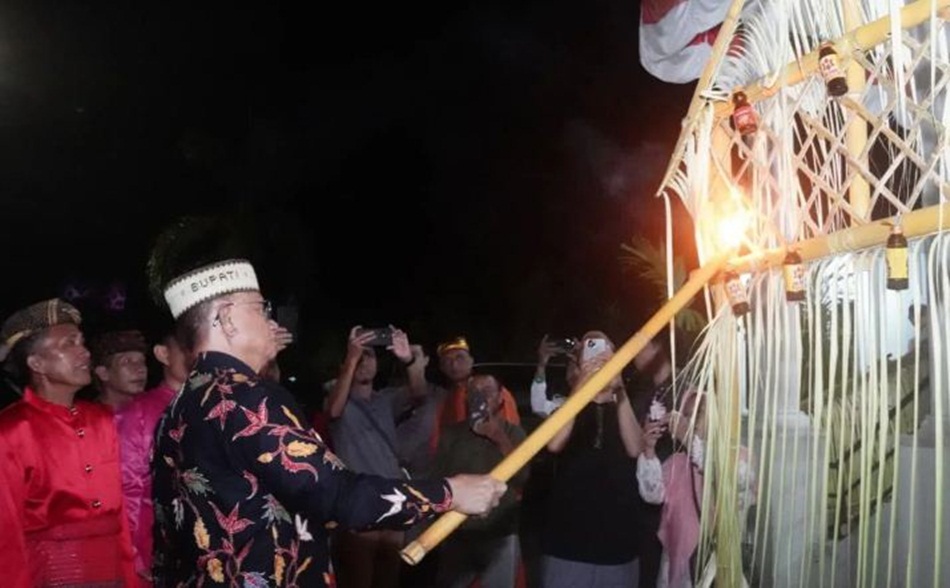  Bupati Bone Bolango, Ismet Mile menunaikan zakat fitrah pada malam tradisi Tumbilotohe yang digelar di Rumah Dinas Bupati.(F:Kmfo)