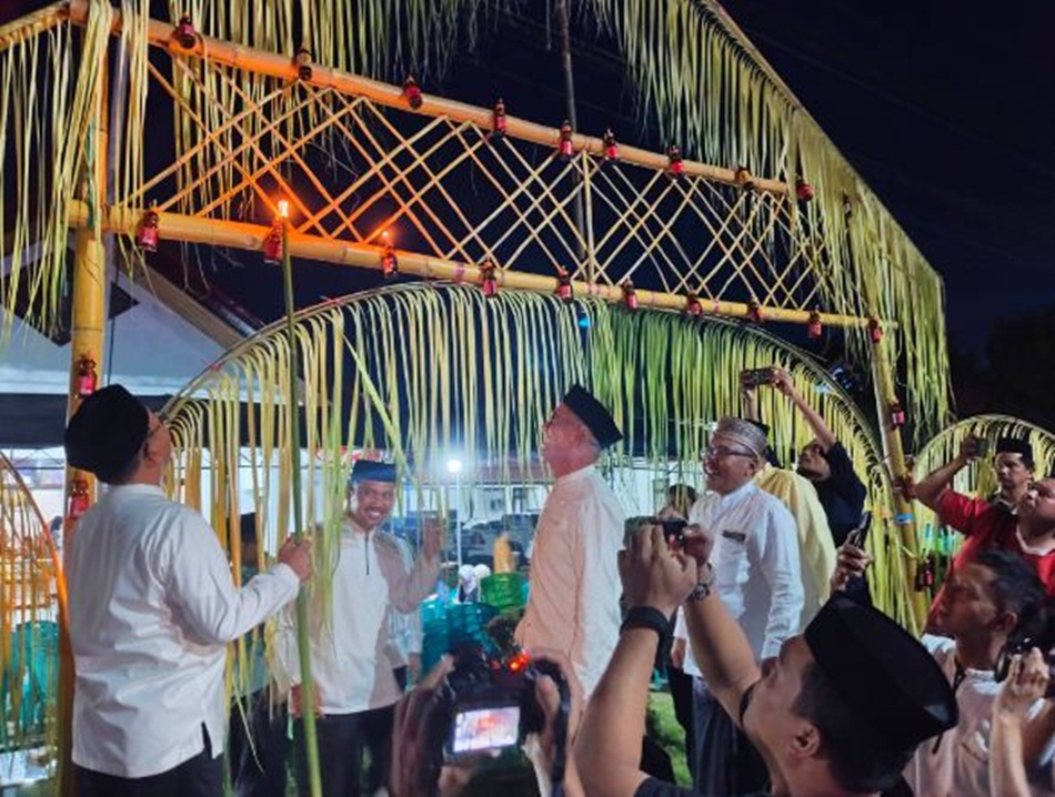 Disaksikan anggota DPD RI Syarif Mbuinga Bupati Boalemo, Rum Pagau bersama Wakil Bupati Lahmudin Hambali melakukan pemasangan lampu Tumbilotohe secara simbolis di rumah jabatan Bupati (F:Forkopim)
