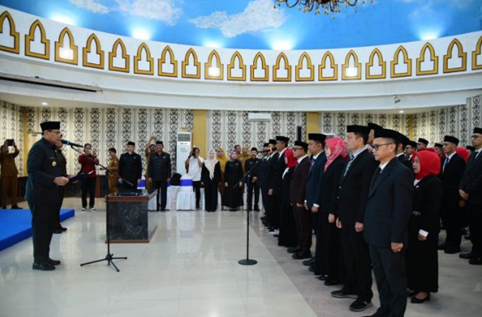 Sebanyak 67 pejabat eselon II, III, dan IV resmi diambil sumpahnya dalam prosesi yang berlangsung di ruang Dulohupa, Kantor Gubernur Gorontalo.(F:Kmfo)