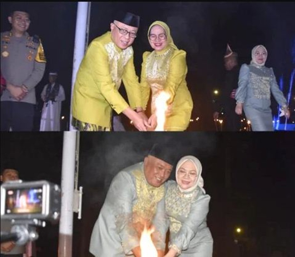 Bupati Sofyan Puhi bersama Wakil Bupati Tonny S. Junus secara simbolis   menyalakan lampu botol berbahan bakar minyak tanah di halaman rumah jabatan sebagai tanda dimulainya malam Tumbilotohe.(F:Kmfo)