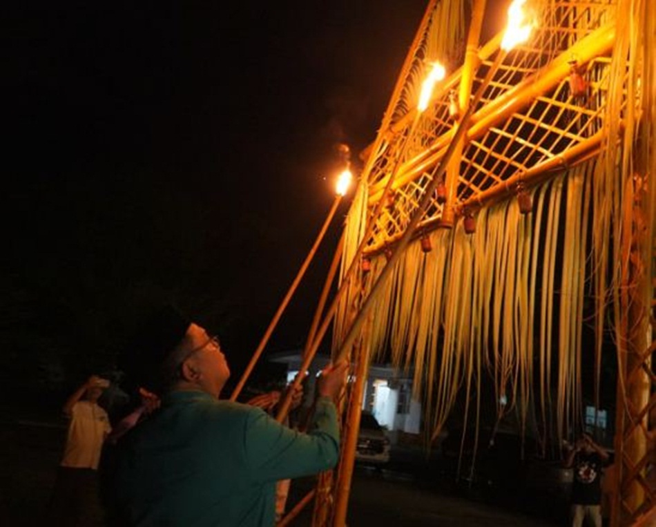 Bupati Gorontalo Utara Thariq Modanggu pimpin pemasangan lampu Tumbilotohe.(F:Prokopim)
