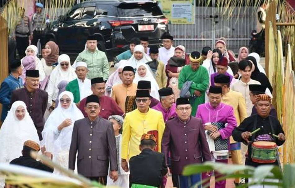 Bupati Boalemo Rum Pagai bersama Wakil Bupati Lahmudin Hambali didampingi ketua DPRD saat melaksanakan  Sholat Idul Fitri 1447 Hijriah di Masjid Agung Baiturrahmah.(F:Forkopim)