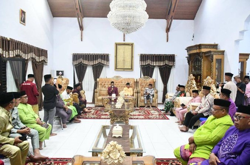 Sidang adat dipimpin langsung oleh Rum Pagau dan dihadiri Wakil Bupati Lahmudin Hambali, Sekretaris Daerah Sherman Moridu, unsur Forkopimda, pimpinan OPD, Ketua MUI, serta para tokoh adat..(F:Fotkopim