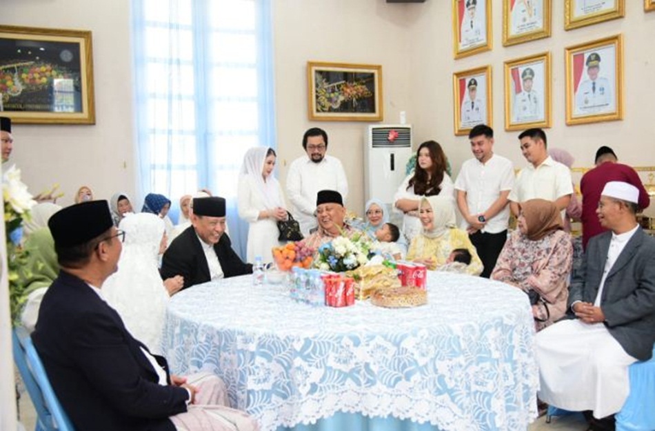 Gubernur Gusnar Ismail bertemu langsung dengan mantan gubernur Rusli Habibie dalam suasana penuh keakraban.(F:kmmfo)