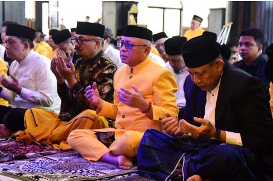 Bupati Sofyan Puhi dan Wakil Bupati Tonny S. Junus, saat Shalat Idulfitri  di Masjid Agung Baiturrahman Limboto.(F:Ist)