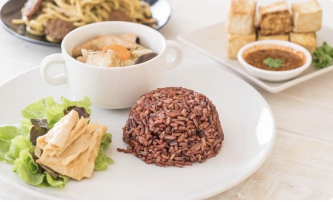 Nasi merah bisa menjadi salah satu alternatif pengganti nasi putih untuk makan malam. (Freepik) 