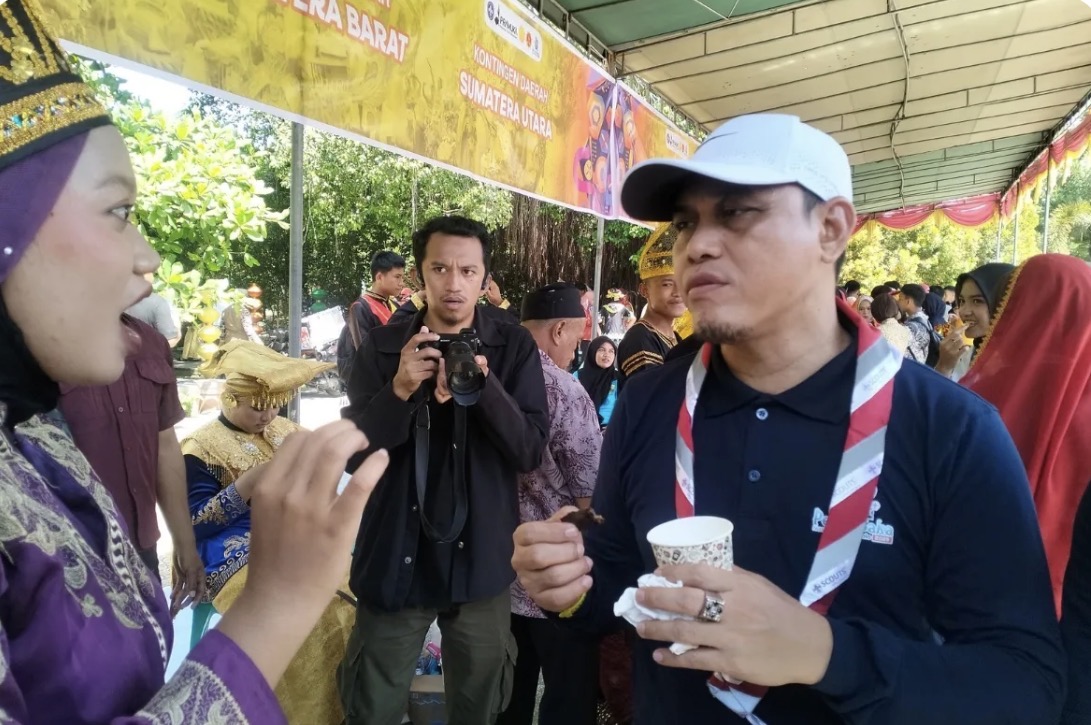 Ketua DPRD Kabupaten Gorontalo, Zulfikar Usira saat mencicipi hidangan kuliner nusantara di Peran SAKA Nasional 2025 (Indozone Gorontalo) 