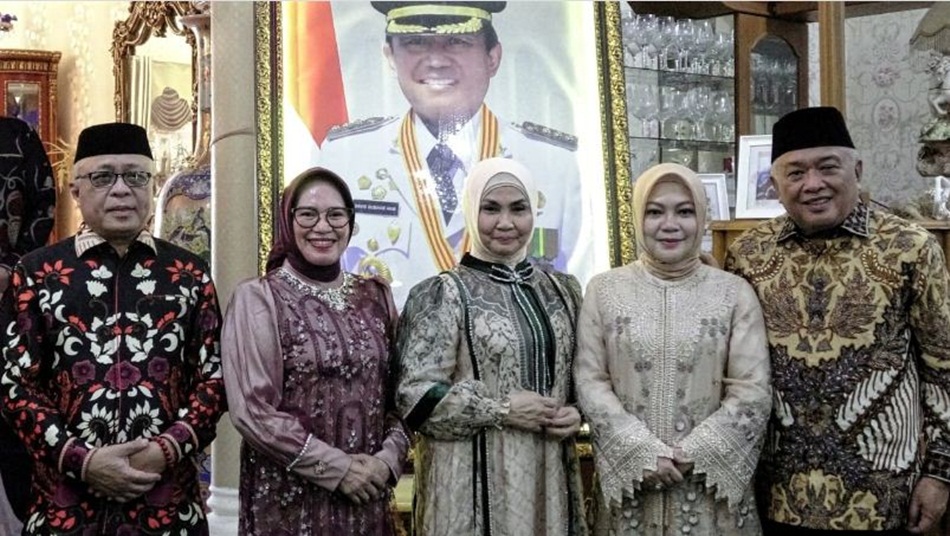 Rombongan Bupati dan Wakil Bupati  foto bersama di kediaman Rahmijati Jahja di Limboto. (F:Kmfo)