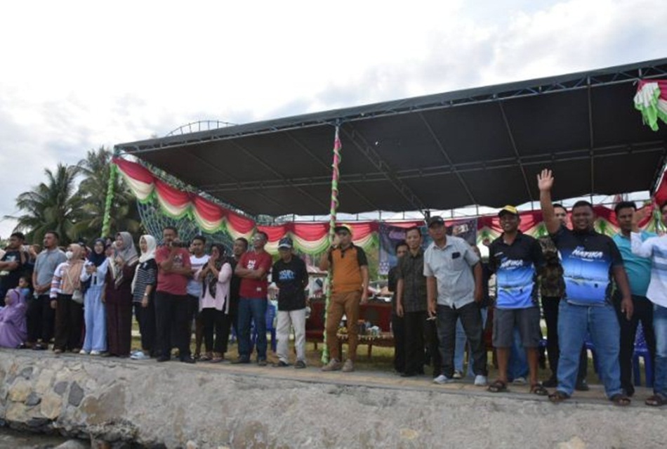 Wakil Bupati Boalemo Lahmudin Hambali secara resmi membuka lomba balap perahu di Desa Pentadu Barat, Kecamatan Tilamuta.(F:Prokopim)