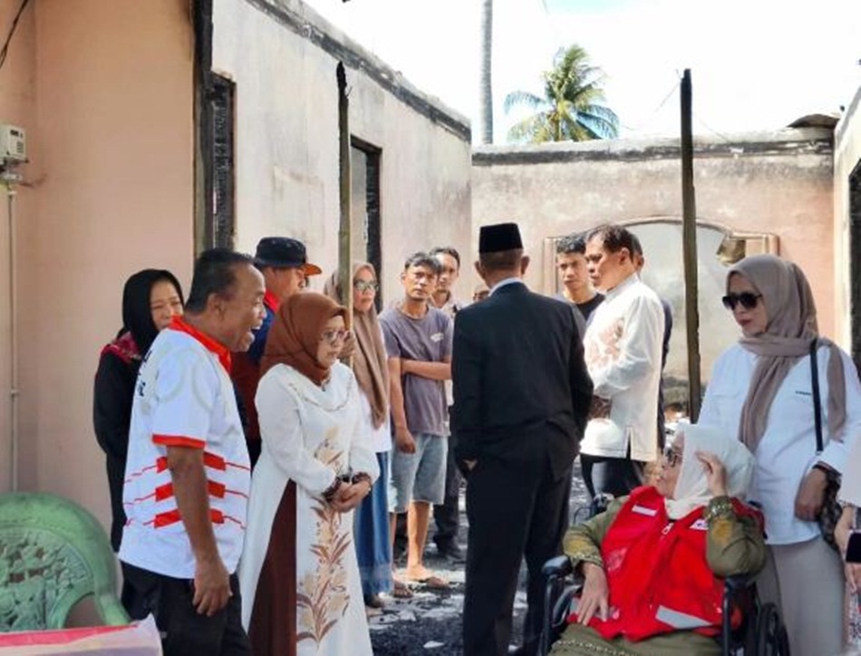 Bupati Bone Bolango, Ismet Mile, bergerak cepat dengan turun  langsung ke lokasi kebakaran Bulango (F:AKP)
