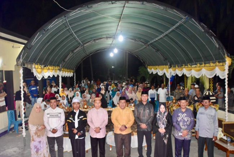 halal bihalal di halaman Masjid At-Thariq, Desa Teratai,  Kecamatan Tabongo dihadiri langsung Sekda  Sugondo Makmur.(F:Forkopim)