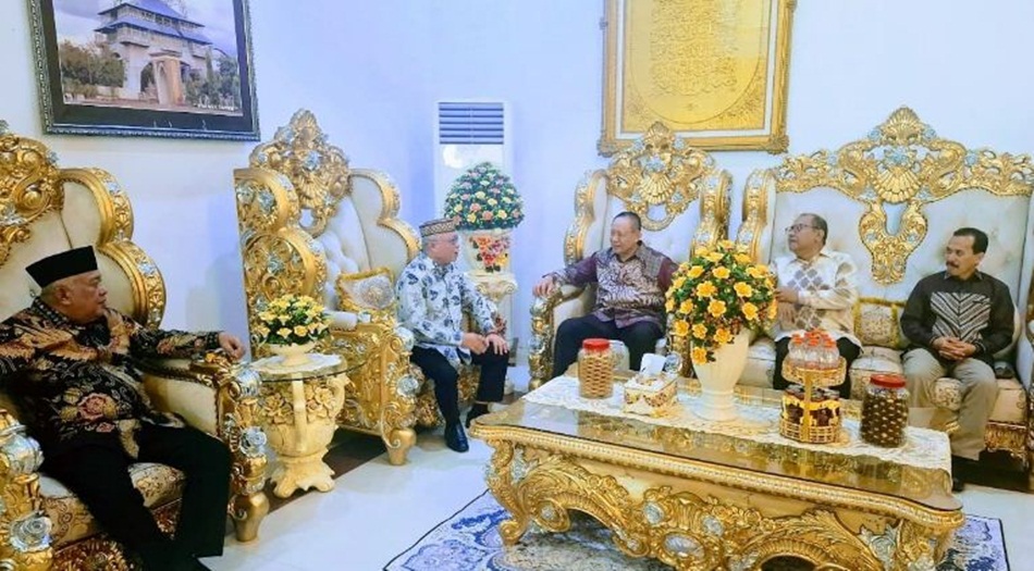 Sofyan Puhi bersama Tonny S. Junus menyambut kunjungan balasan Gubernur Gusnar Ismail..(F:Kmfo)