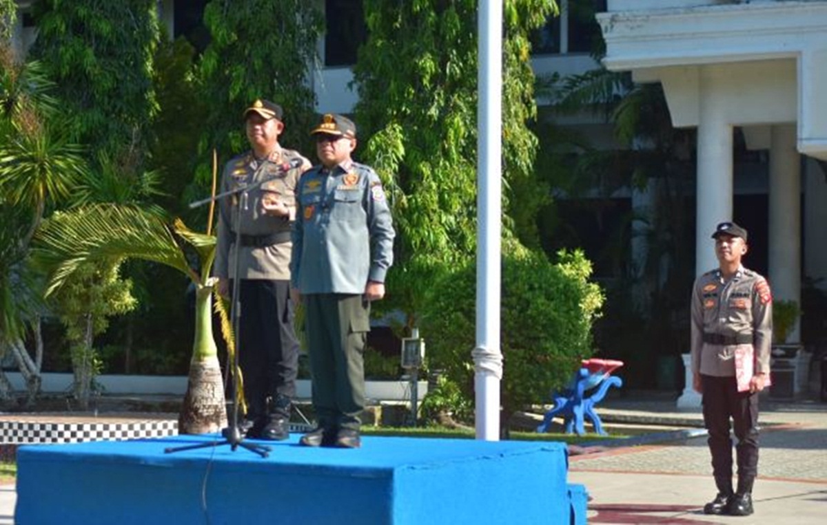 apel pengecekan pasukan yang dipimpin langsung oleh Bupati Gorontalo, H. Sofyan Puhi, di halaman Kantor Bupati.(F:kmfo)