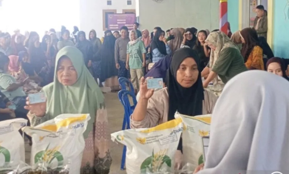 Bulog Gorontalo menyalurkan bantuan pangan berupa beras dan minyak goreng kepada keluarga penerima manfaat (KPM) di Wilayah Talumolo, Kecamatan Dumbo&nbsp;Raya, Kota Gorontalo. ANTARA/HO-Bulog Gorontalo 