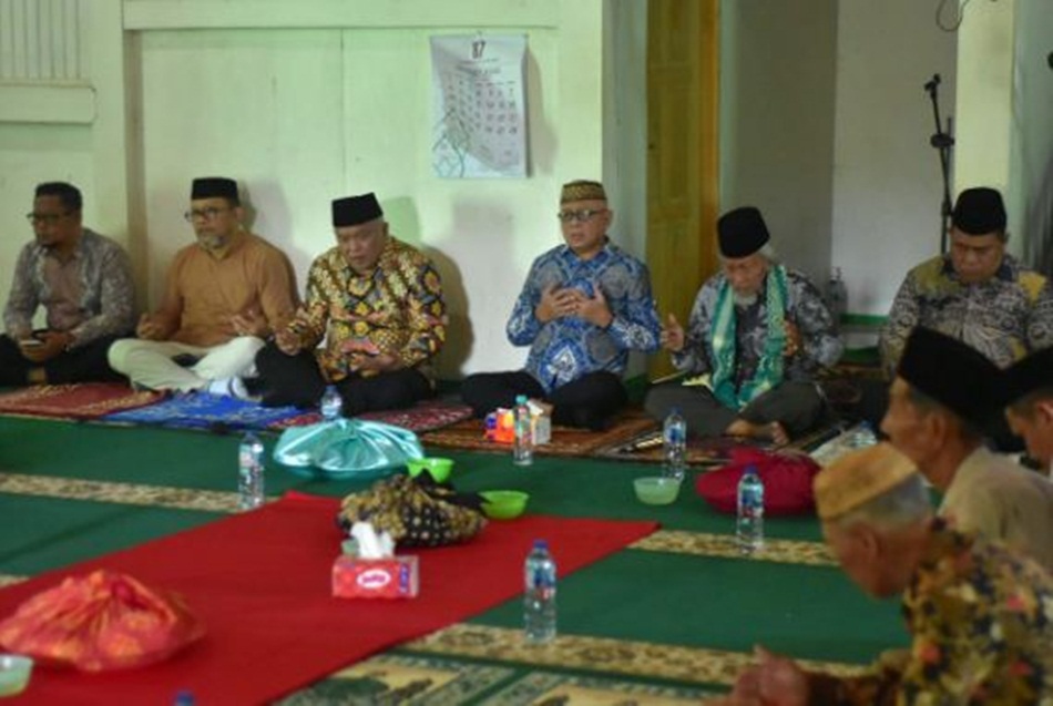 Pemerintah Kabupaten Gorontalo menggelar rangkaian safari  budaya dalam momentum Lebaran Ketupat 2026, diawali dengan doa Bado Ketupat di Masjid Al Muttaqin, Desa Yosonegoro.(F:Kmfo)