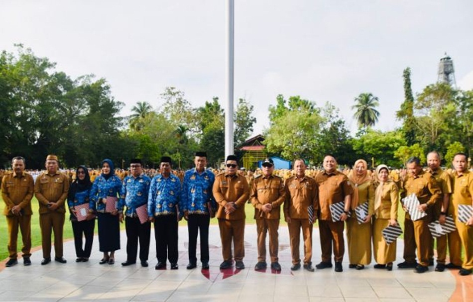 Bupati Gorontalo, Sofyan Puhi, memimpin langsung apel kerja perdana aparatur sipil negara (ASN) dan PPPK setelah libur Idulfitri 1447 Hijriah..(F;FProkopim)