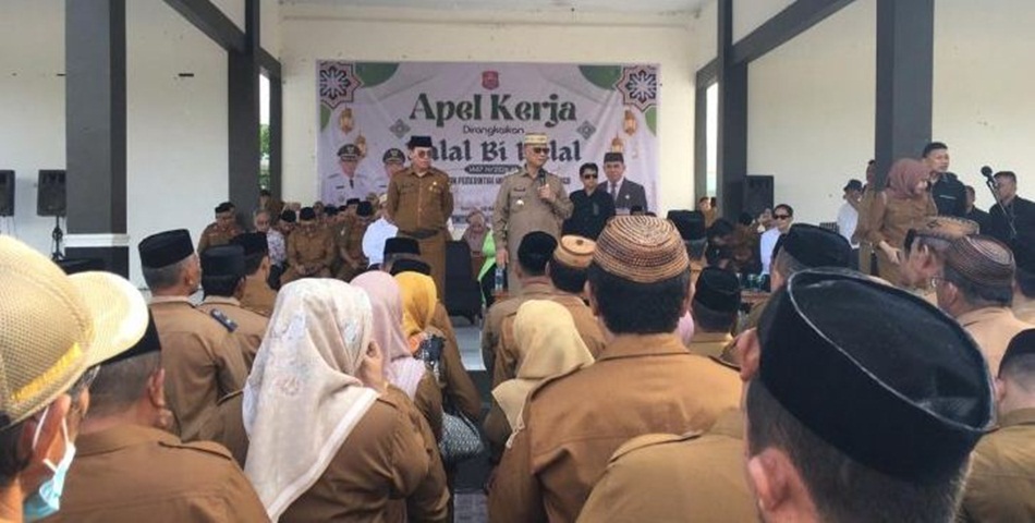 Bupati Bone Bolango, Ismet Mile didampingi Sekda Iwan Mustapa pada Apel Kerja yang dirangkaikan dengan Halal bi Halal 1447 Hijriyah di Lingkungan Pemerintah Kabupaten Bone Bolango  (F. Indra/Diskominf