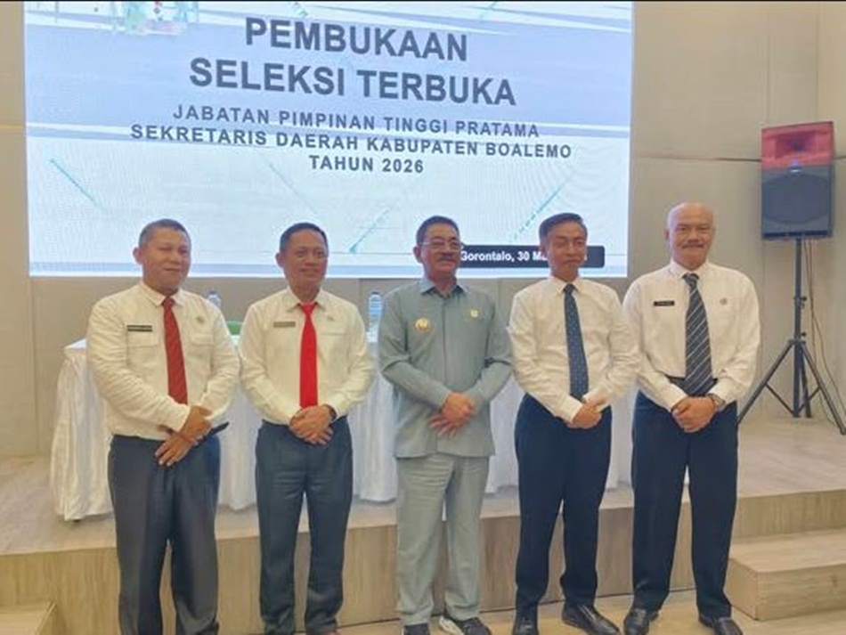 Bupati Rum Pagau bersama empat calon Sekda Boalemo.(F:Forkopim)