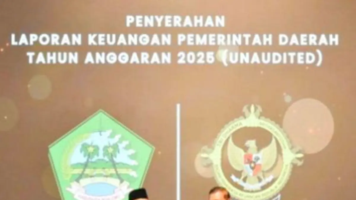 Bupati Boalemo Drs. Rum Pagau menyerahkan dokumen 

Laporan Keuangan Pemerintah Daerah (LKPD) UNAUDITED Tahun Anggaran 2025  

kepada BPK - RI Perwakilan Provinsi Gorontalo.(F:Prokopim)
