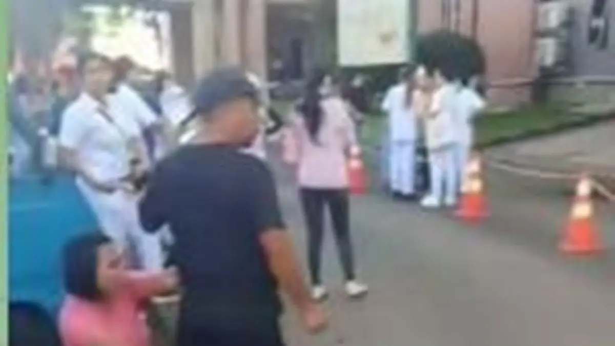 Pasien dan perawat sejumlah Rumah sakit berhamburan keluar saat terjadinya gempa magnitudo 
7,6 terletak di laut dengan jarak sekitar 129 kilometer dari Bitung, pada kedalaman 62 kilometer.(F:Ist)