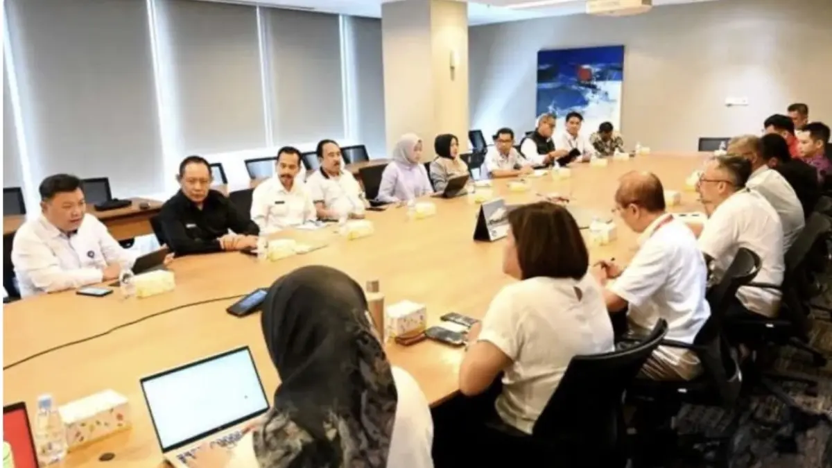 Pertemuan Gubernur Gorontalo Gusnar Ismail dengan President Director PT Indonesia Air Asia Achmad Sadikin, di Gedung Air Asia, Tangerang Banten. ANTARA/HO-Kominfotik Provinsi Gorontalo
