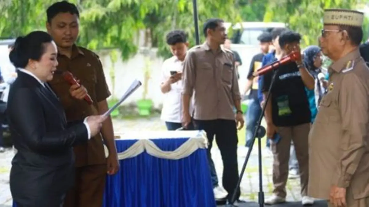 Ismet Mile resmi melantik Lanny Dince Chantiara Ambow  sebagai Direktur Perumda Tirta Bulango.(F:Dkmfo)