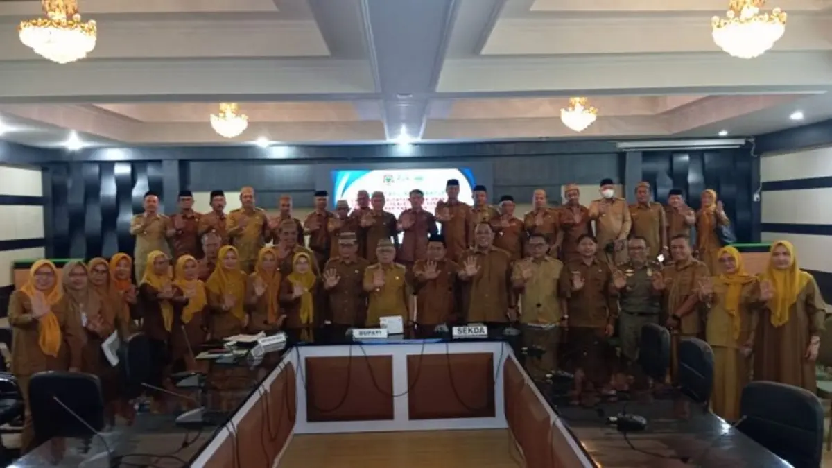 Pemerintah Kabupaten Gorontalo menargetkan peningkatan status Kabupaten Layak Anak (KLA) ke kategori NindyaTarget tersebut ditegaskan Bupati Gorontalo Sofyan Puhi saat memimpin rapat evaluasi dan sinkronisasi KLA di Ruang Dulohupa.(F:Kmfo)
