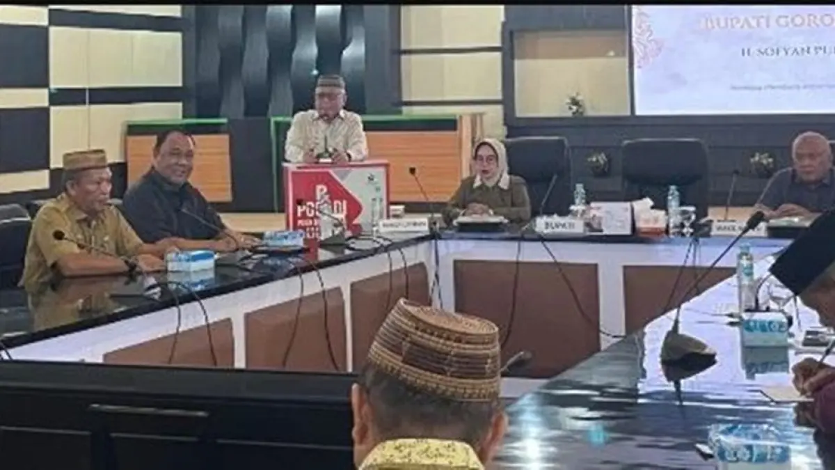 Bupati Gorontalo, Sofyan Puhi, dalam kegiatan sosialisasi di Ruang Dulohupa, menegaskan bahwa kondisi ini menjadi alarm serius bagi pelestarian sejarah daerah.(F:Dkmfo)