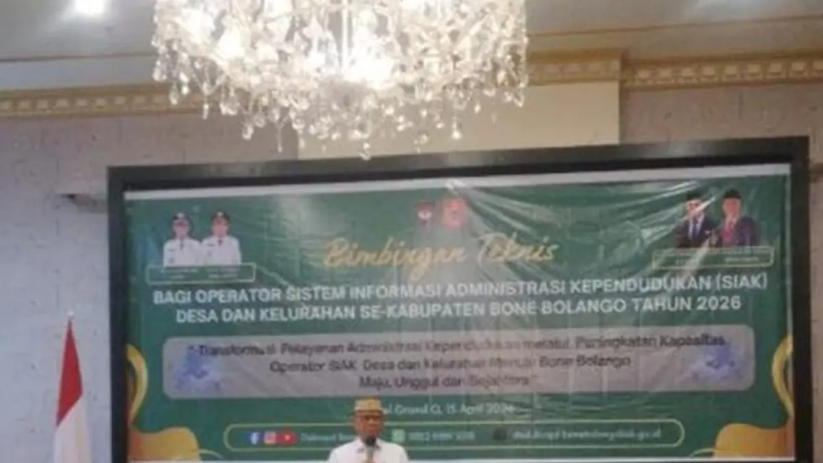 Bupati Bone Bolango  Ismet Mile saat membuka  materi Bimbingan Teknis bagi 165 operator 
Sistem Informasi Administrasi Kependudukan (SIAK) desa dan kelurahan se-Kabupaten Bone Bolango.(F:Dkmfo)