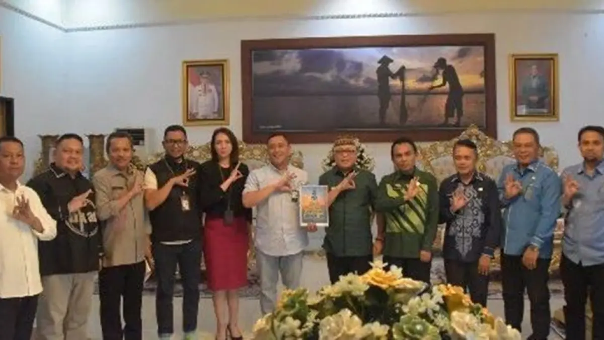 Bupati Gorontalo bersama pihak Danantara meninjau langsung lokasi renovasi Menara 
Pakaya.(F:Dkmfo)