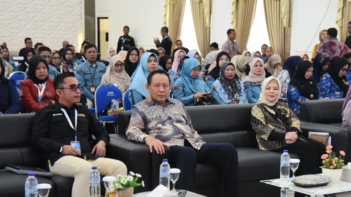 gubernur gorontalo saat rapat