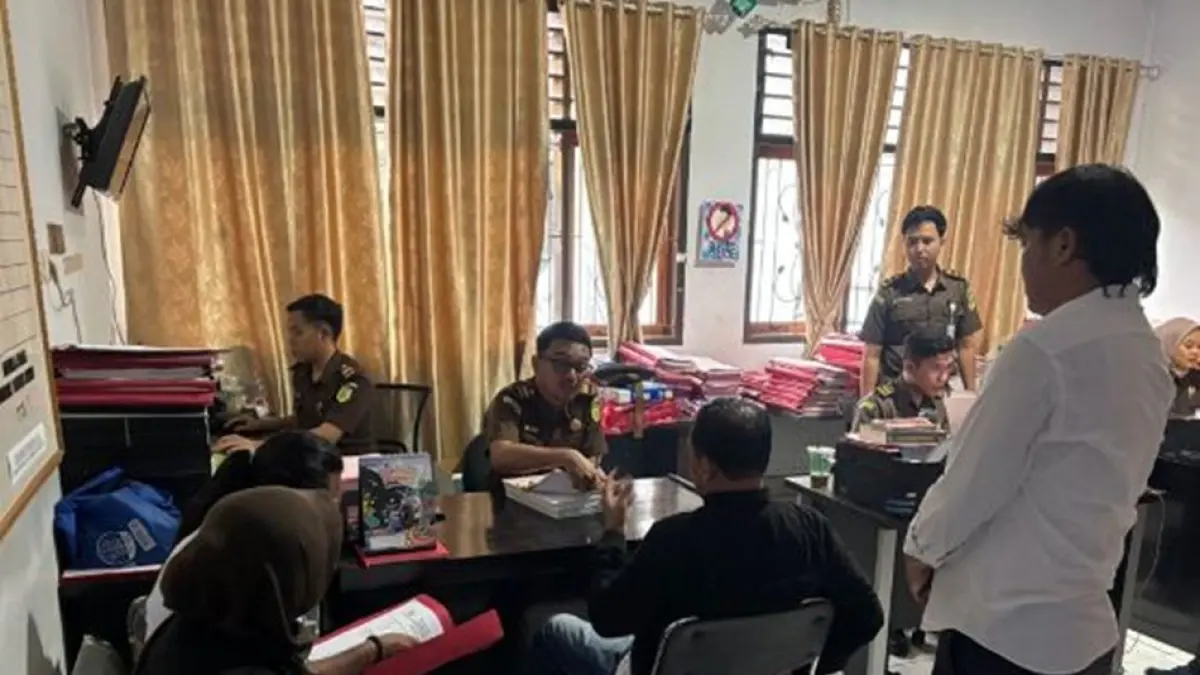 Seorang aparatur sipil negara (ASN) berinisial JYO (54) resmi diserahkan  penyidik Satreskrim Polres Pohuwato ke Kejaksaan Negeri Pohuwato dalam proses Tahap II.(F:Hms-Pol)