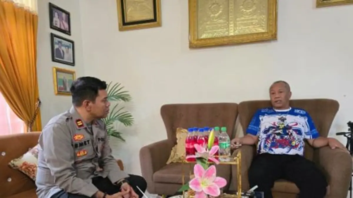 Silaturahmi Kapolsek Suwawa yang baru Iptu Imset Ishak dengan sejumlah tokoh masyarakat Suwawa.(F:Its)