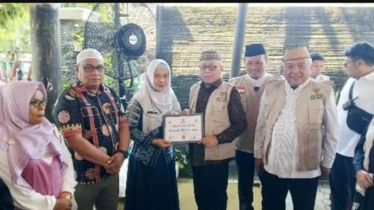 BAZNAS Kabupaten Gorontalo menyalurkan zakat maal dan infak senilai hampir Rp 1 miliar untuk membantu masyarakat.(F:Dkmfo)