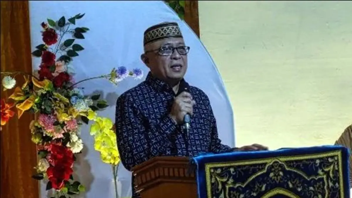 Bupati Gorontalo Sofyan Puhi saat memberikan sambutan doa pemberangkatan haji Calon Jamaah Haji (JCH) di Desa Bulota, Kecamatan Telaga Jaya.(F:Dkmfo)